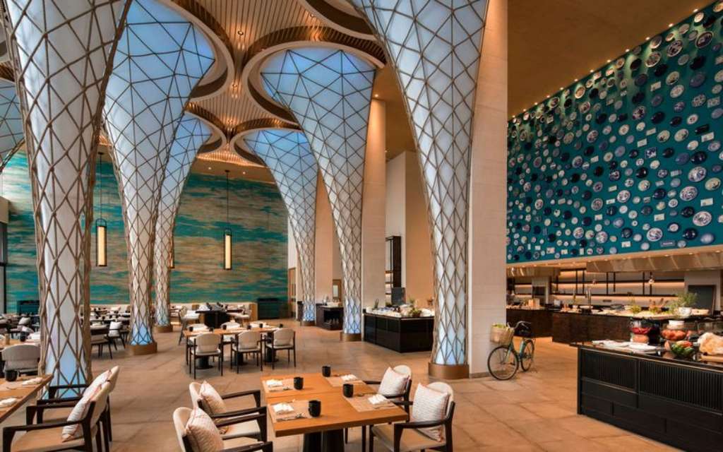 Không gian nhà hàng tại Radisson Blu Resort Cam Ranh